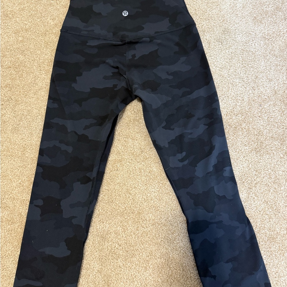 Lululemon Athletica Dark Camouflage 21 inch length crops - Picture 5 of 5